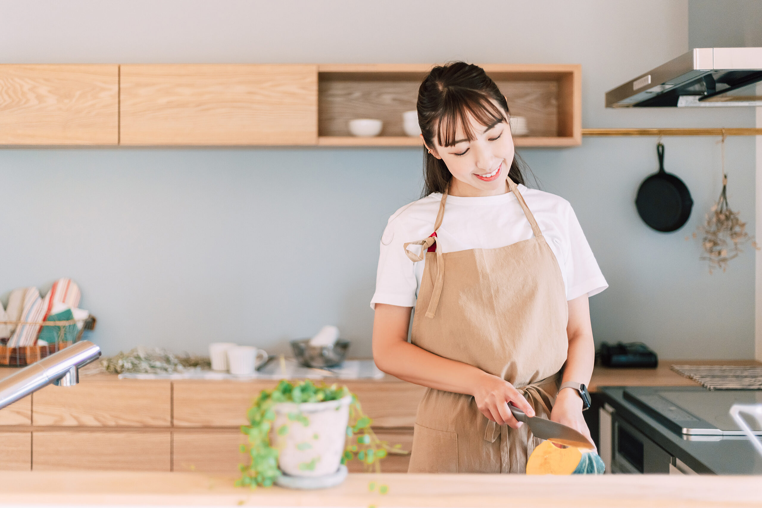 料理をする女性